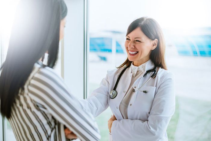Bác sĩ tư vấn chế độ sinh hoạt, ăn uống hợp lý
