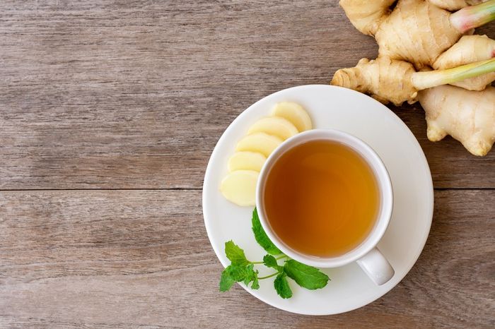 Hãy duy trì thói quen uống 2 tách trà gừng mỗi ngày để làm cân bằng axit trong dạ dày, phòng tránh nguy cơ trào ngược dạ dày
