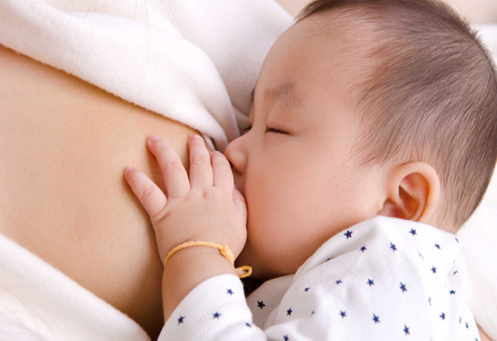 Cho bé bú đúng cách để giảm nguy cơ chướng bụng và đầy hơi