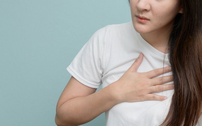 Đau tức ngực là một trong những triệu chứng nhận biết trào ngược dạ dày