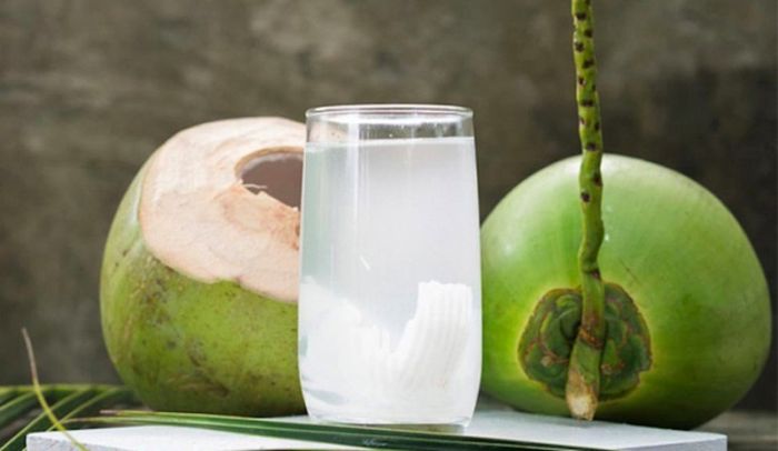 Nước dừa không chỉ giúp làm mát cơ thể mà còn làm dịu tình trạng đau bụng