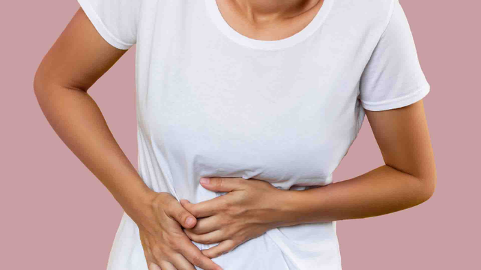 Cơn đau sỏi mật xuất hiện đột ngột, dữ dội ở bên phải vùng bụng và có thể lan ra sau lưng