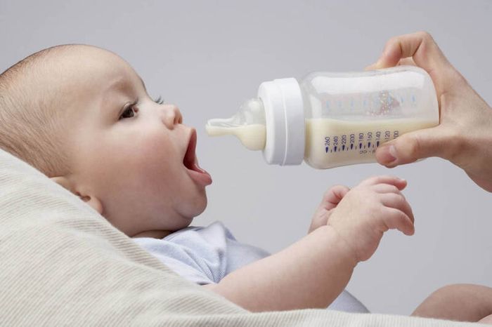 Bổ sung đủ chất lỏng giúp giải quyết vấn đề táo bón ở trẻ