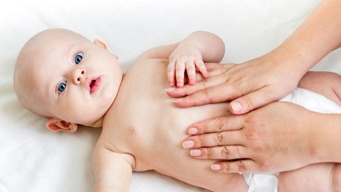 Massage bụng có thể giúp cải thiện tình trạng táo bón ở trẻ