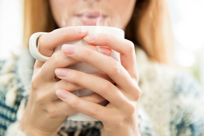 Uống nước ấm là một phương pháp giúp đi tiêu nhanh khi gặp tình trạng táo bón