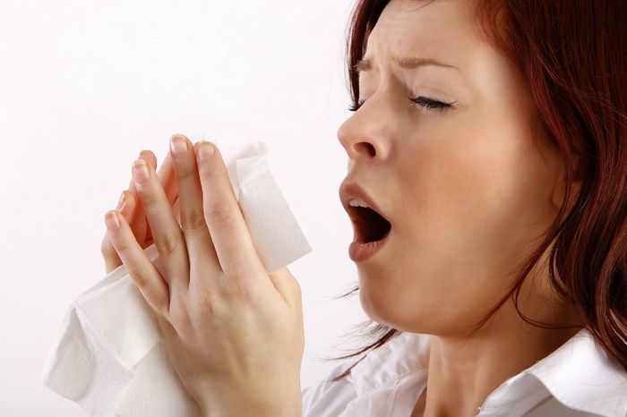 Viêm đường hô hấp dưới lây truyền qua giọt bắn khi ho hoặc hắt hơi