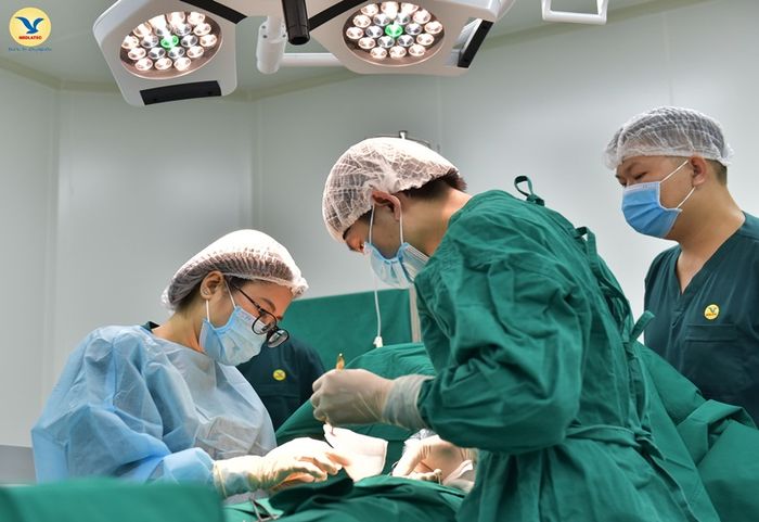 Điều trị ngoại khoa đối với những trường hợp gặp biến chứng thủng ruột, viêm phúc mạc