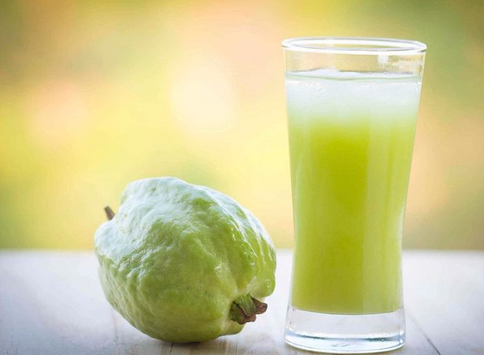 Nước ổi giúp làm dịu đường ruột và cải thiện tình trạng táo bón