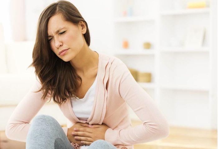Đau bụng là một triệu chứng của bệnh.