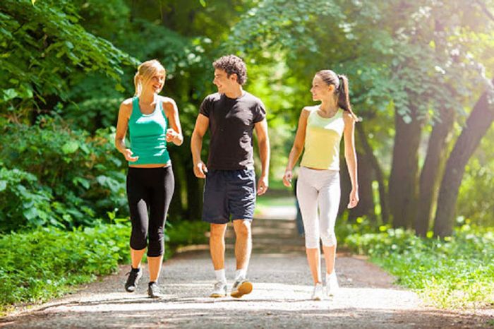 Tác dụng tốt của đi bộ trong việc giảm triệu chứng đầy hơi