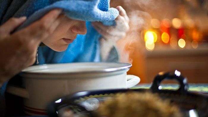 Không nên sử dụng các loại tinh dầu có tính chất cay, nóng như dầu gió, dầu cù vì có thể gây bỏng rát cho đường hô hấp và làm cay mắt