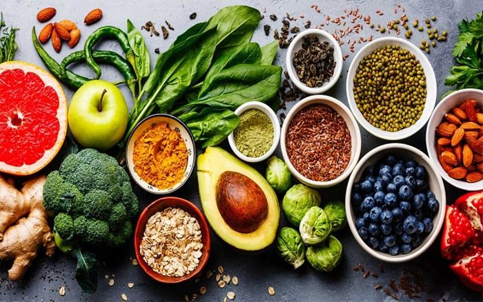 Các loại rau củ quả giàu chất xơ được ưu tiên trong danh sách thực phẩm cho trẻ ăn khi gặp tình trạng táo bón.