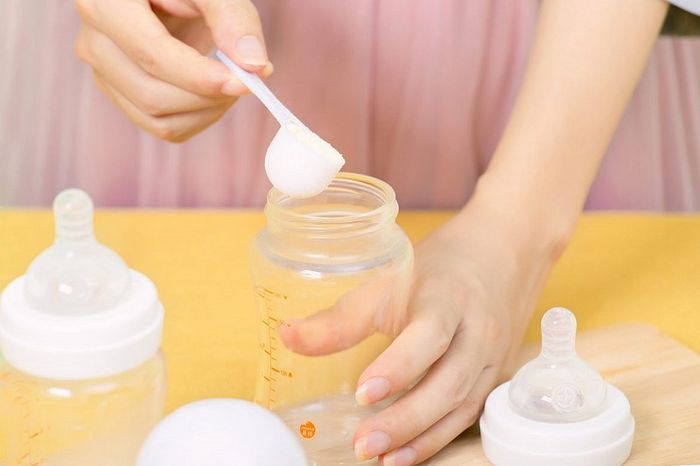 Sai tỷ lệ pha sữa công thức là một trong những nguyên nhân gây táo bón khi bé bắt đầu ăn dặm