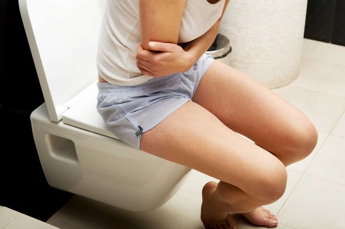 Đau bụng và tiêu chảy là hiện tượng mà nhiều người gặp phải khi bị ngộ độc từ thức ăn