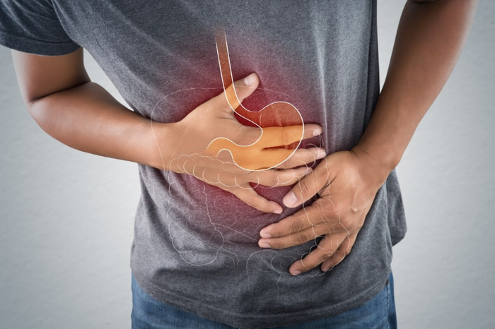 Triệu chứng thường gồm đau bụng, buồn nôn, nôn mửa và tiêu chảy