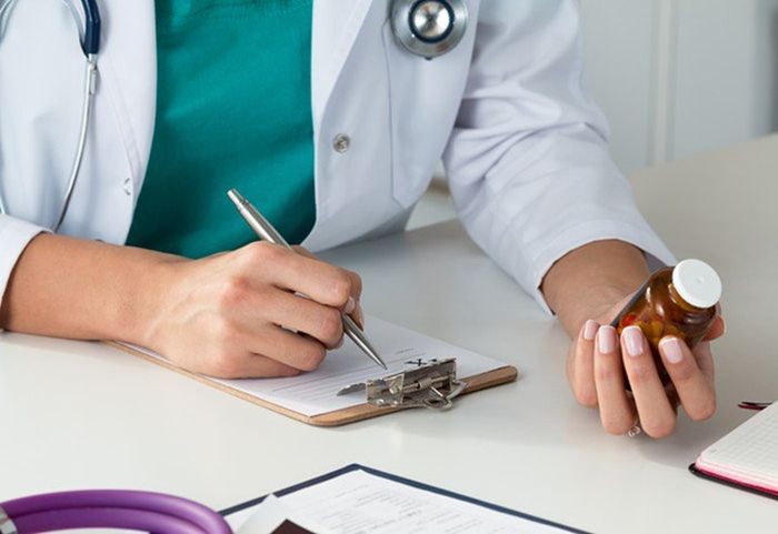 Kê toa thuốc ngừng nôn giúp cải thiện triệu chứng cho bệnh nhân.