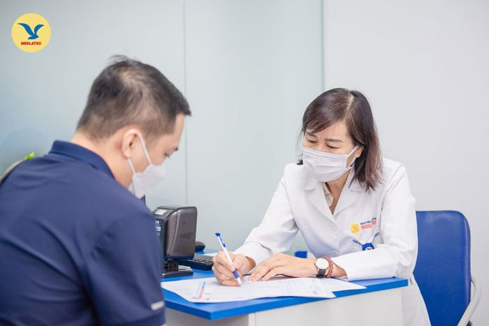 Trước khi thực hiện nội soi, bác sĩ sẽ yêu cầu bệnh nhân nhịn ăn và uống