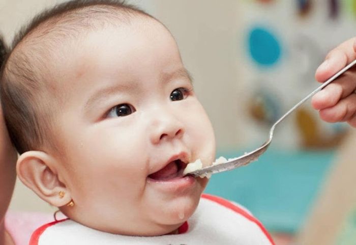 Cho trẻ bắt đầu ăn dặm quá sớm cũng có thể làm tăng nguy cơ hấp thu kém.