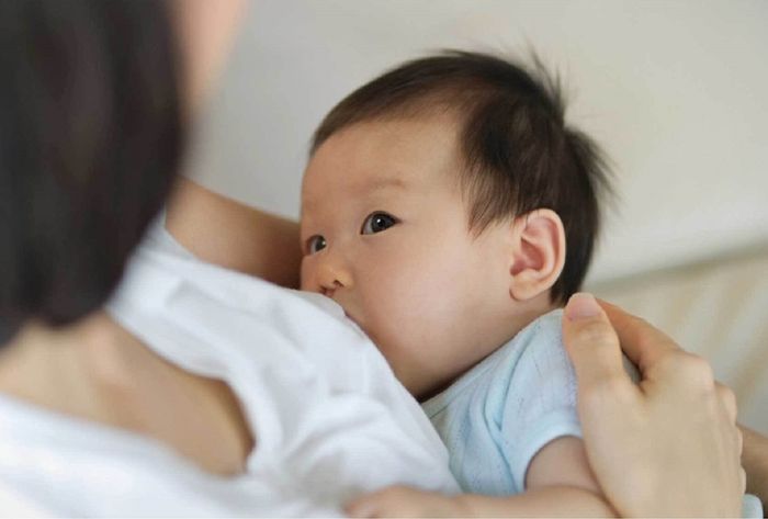 Hãy thử thay đổi tư thế khi bú nếu trẻ bị nôn trớ