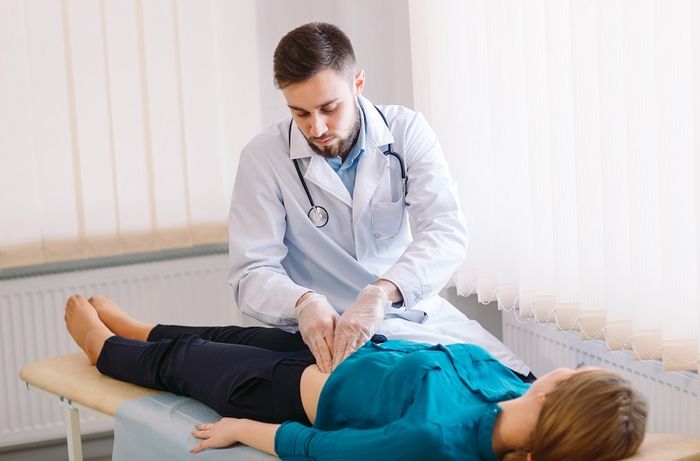 Khi phát hiện dấu hiệu bất thường ở dạ dày người bệnh nên khám bác sĩ chuyên khoa