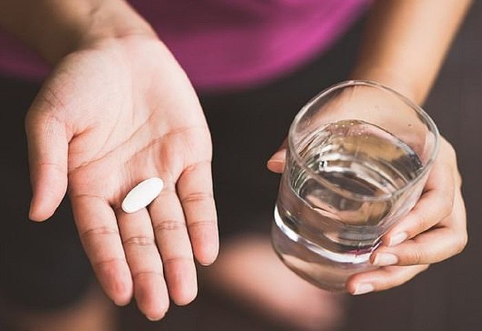 Hãy uống thuốc kèm với đủ nước để không gây tổn thương cho đường ruột.