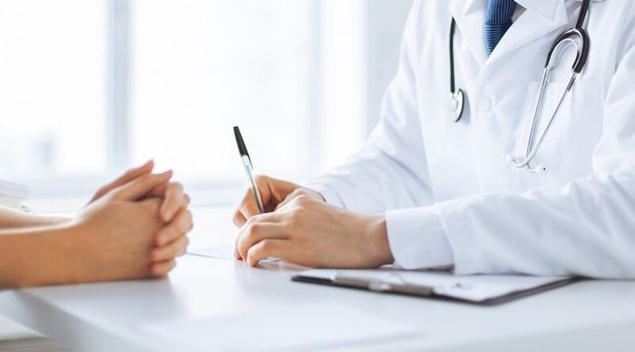 Cần theo dõi và đến bác sĩ nếu phát hiện phân màu xanh kèm theo các triệu chứng khác không bình thường