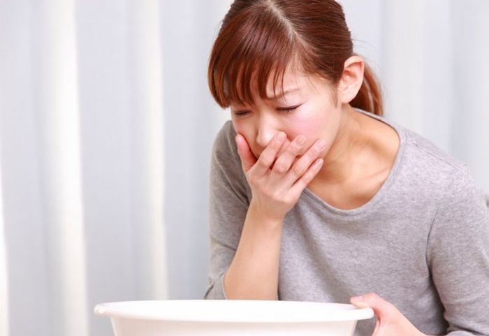 Người bệnh có thể cảm thấy buồn nôn và nôn ra máu