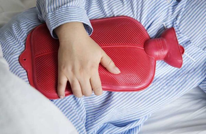 Sử dụng nhiệt ấm vùng bụng để giảm đau và làm dịu cơ bụng