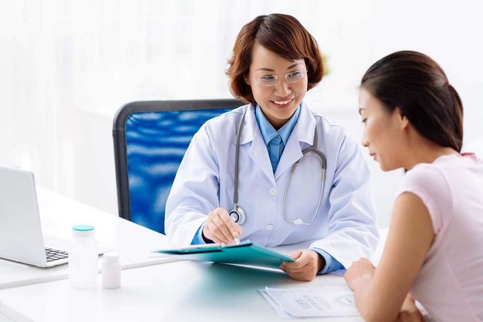 Trước khi tiến hành các bước thăm khám cần thiết, tất cả bệnh nhân đều được bác sĩ giải đáp về quá trình khám bệnh trĩ là khám những gì.
