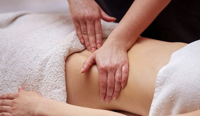 Massage vùng bụng là phương pháp giảm đau dạ dày tại nhà.