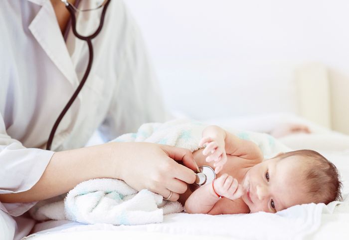 Cha mẹ cần chú ý đến các triệu chứng bất thường ở trẻ để kịp thời đưa trẻ đi khám và điều trị.
