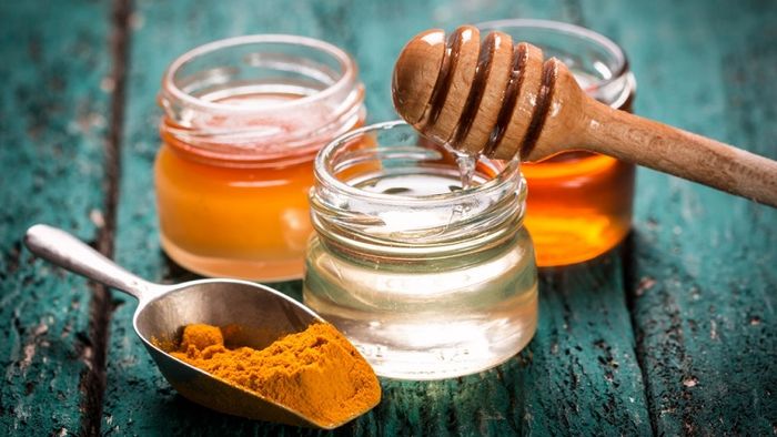 Mật ong và bột nghệ hợp tác với nhau để tạo ra phương thuốc chữa đau dạ dày nhanh chóng và hiệu quả.