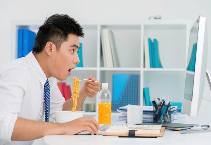 Việc thường xuyên ăn đồ ăn nhanh có thể tăng nguy cơ mắc các bệnh dạ dày.