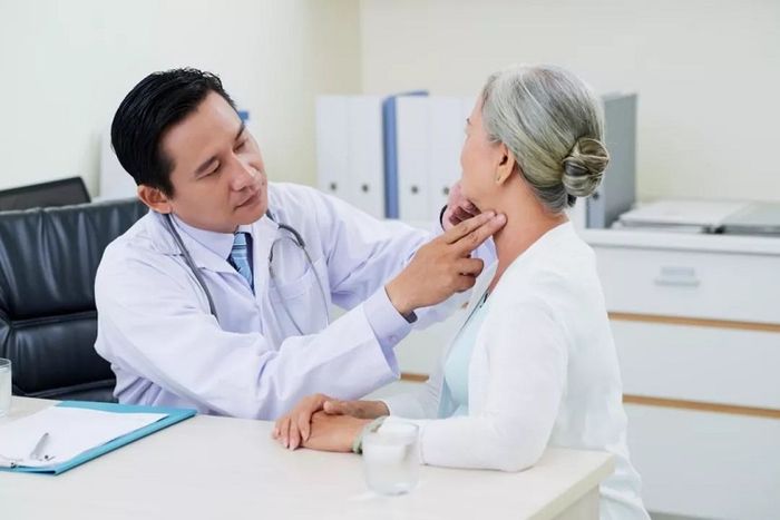 khó thở, chóng mặt cần được bác sĩ kiểm tra và điều trị