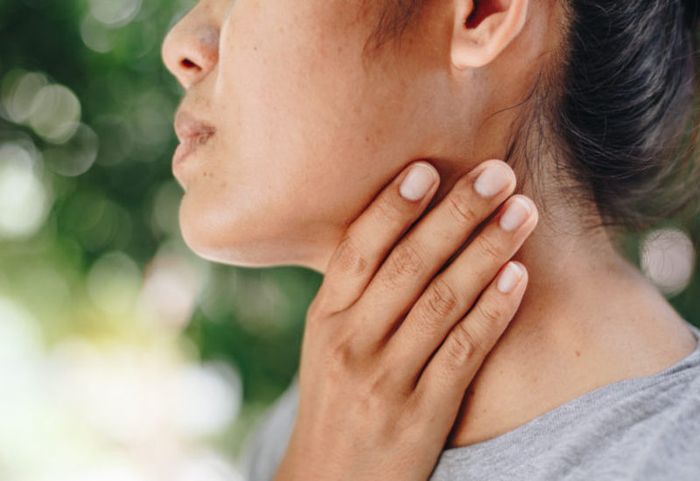Đau rát ở vùng cuống họng là một trong những triệu chứng của hở van dạ dày