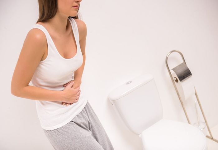 Người mắc viêm hậu môn thường có cảm giác muốn đi ngoài liên tục.