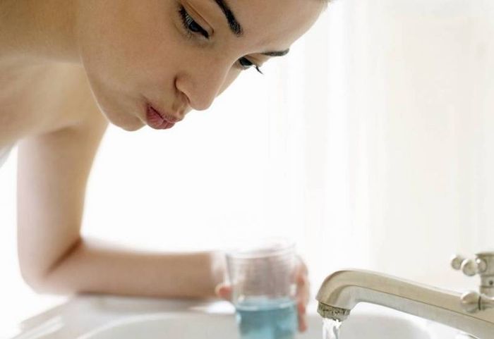 Sử dụng nước muối loãng để súc miệng hàng ngày có thể cải thiện tình trạng hôi miệng do hở van dạ dày
