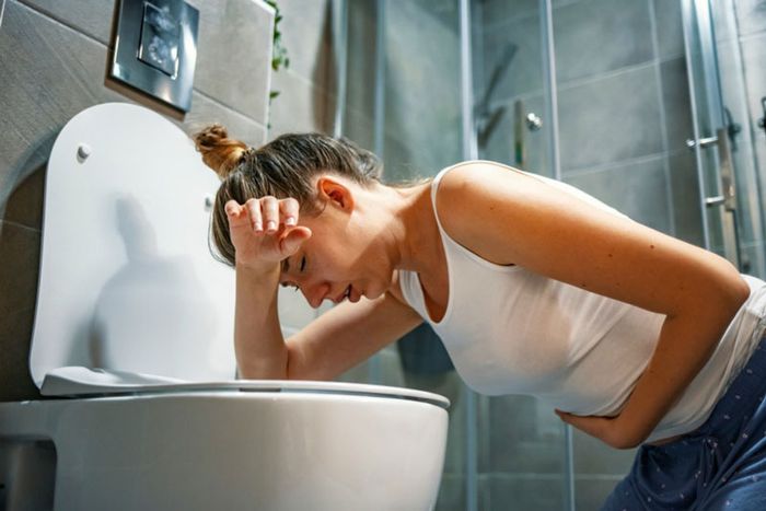 Biểu hiện thường gặp khi xuất hiện máu trong đường tiêu hóa là nôn ra máu.