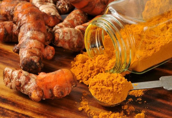 Nghệ cũng là một loại gia vị phổ biến trong nấu ăn, có thể sử dụng dưới dạng củ nghệ tươi, phơi khô hoặc nghiền thành bột để pha trà.