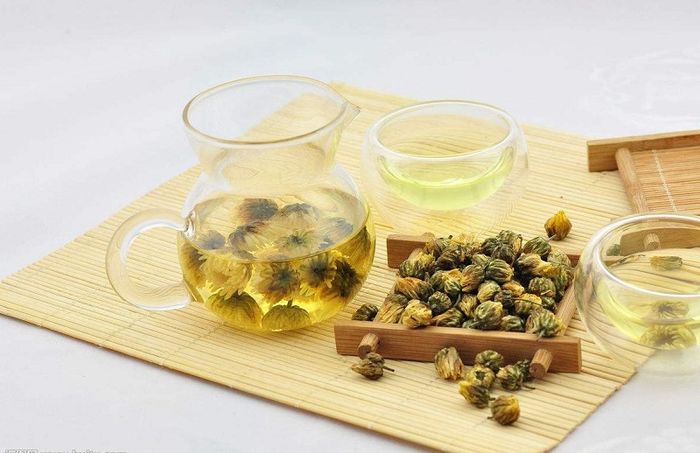 Uống trà hoa cúc là một biện pháp điều trị tiêu chảy tại nhà an toàn