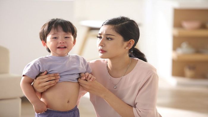 Táo bón lâu ngày khiến bé khó chịu, đau đớn