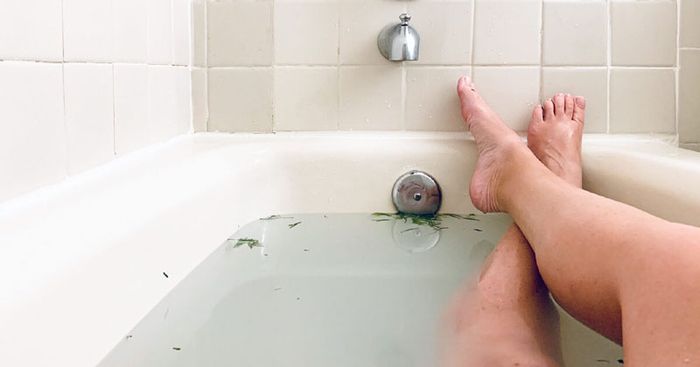 Ngâm hậu môn trong nước ấm là biện pháp hiệu quả đối với bệnh nhân bị trĩ