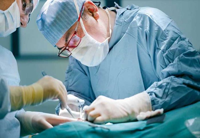 Nếu bệnh nhân không phản ứng với điều trị nội khoa, có thể cần phải phẫu thuật.