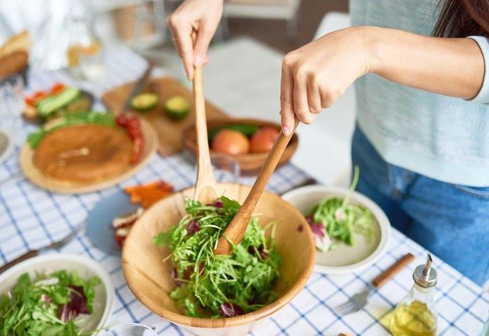 Thêm rau xanh vào thực đơn hàng ngày giúp ngừa táo bón ngày Tết.