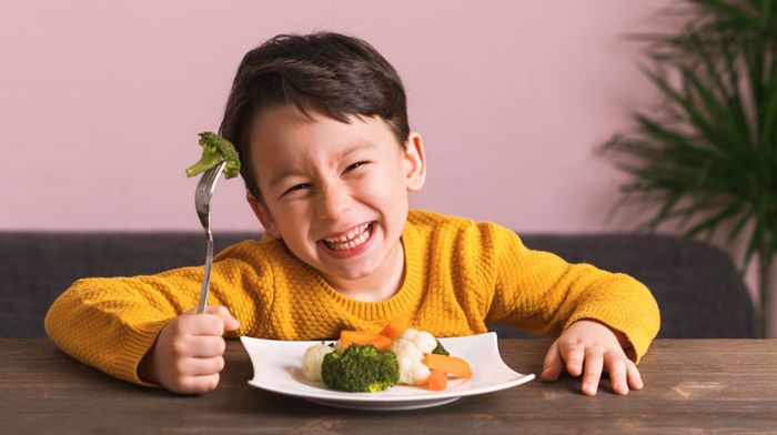 Tăng cường chất xơ và uống đủ nước giúp giảm thiểu tình trạng táo bón nặng ở trẻ