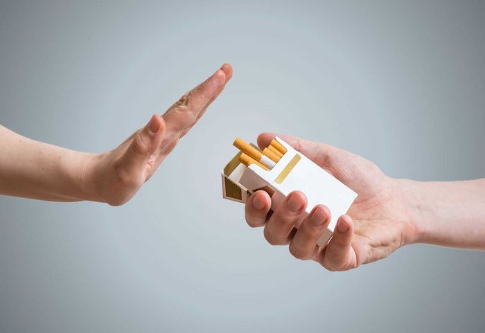 Nên sớm từ bỏ thuốc lá để hạn chế nguy cơ bị viêm dạ dày và các bệnh lý khác