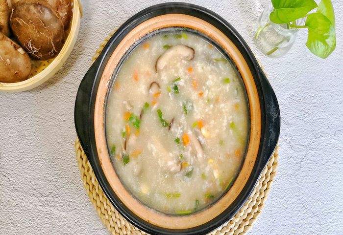 Một tô cháo mềm sẽ phù hợp cho bữa sáng của những người mắc bệnh loét dạ dày