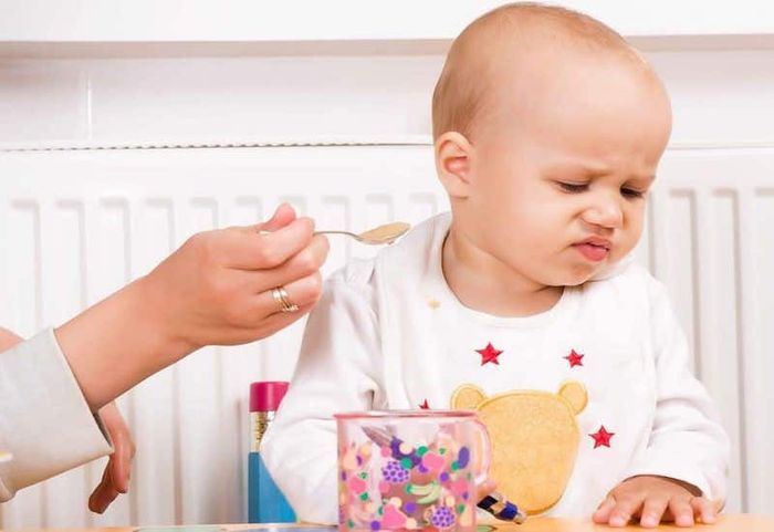 Trẻ có thể trở nên chán ăn, cáu gắt, mệt mỏi, khó chịu khi bị táo bón