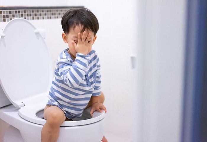Táo bón kéo dài có thể gây ra trĩ cho trẻ