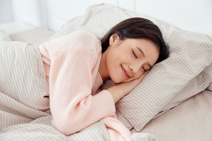 Điều chỉnh giấc ngủ và quản lý thời gian làm việc, nghỉ ngơi một cách hợp lý.